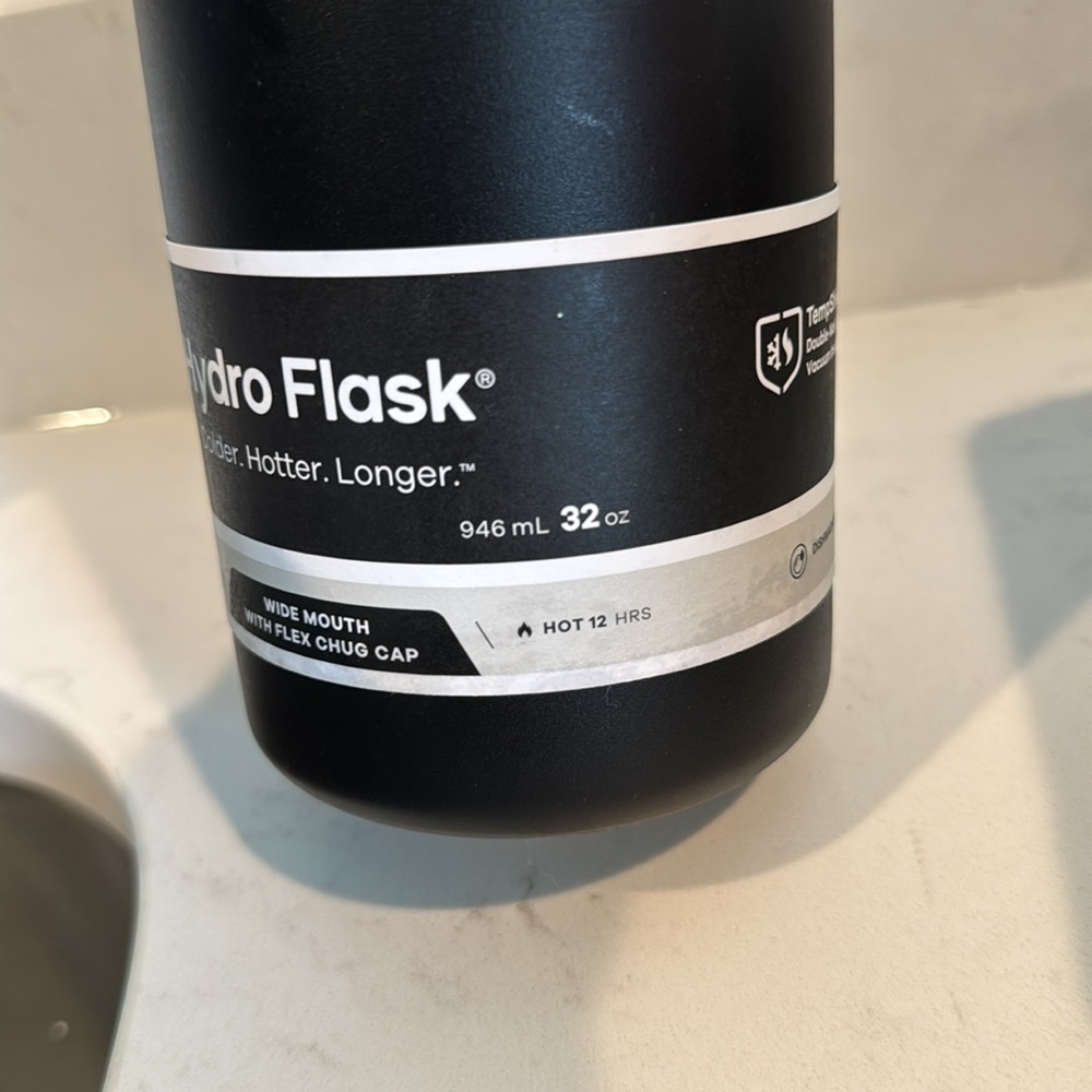 Hydro Flask Matte Black Bottle with Flip Lid - Picture 2 of 6